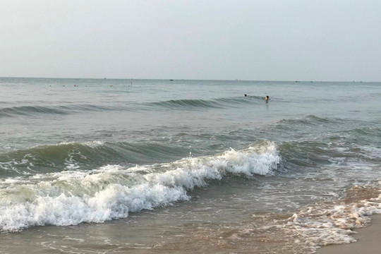 Ảnh hưởng bão số 1, vùng biển Bình Thuận có sóng  lớn