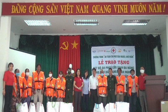 Trao tặng 377 bộ áo phao đa năng cho ngư dân nghèo Tuy Phong