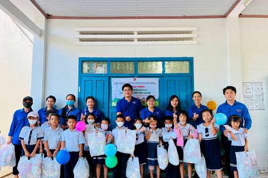 Chương trình "Vui tết thiếu nhi 1/6" ở Phong Phú