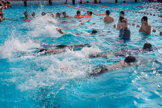 Đức Linh đẩy mạnh dạy bơi trong trường học