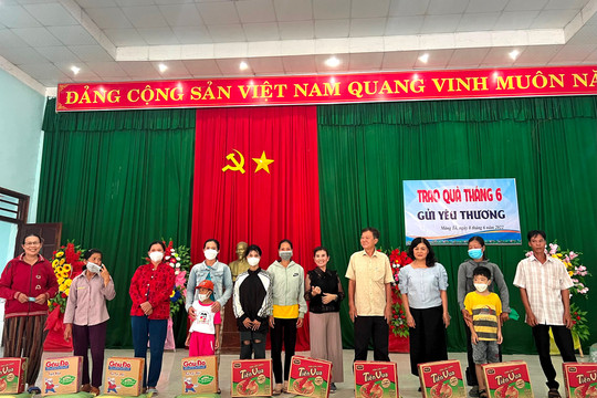 Tặng 120 phần quà cho trẻ em mồ côi, khuyết tật nghèo xã Măng Tố