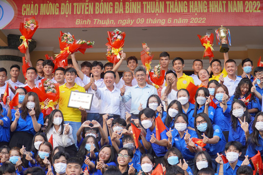 Lễ đón đội tuyển bóng đá Bình Thuận sau kỳ tích thăng hạng 