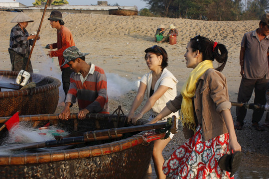 Du lịch trải nghiệm: Cùng ngư dân gỡ lưới
