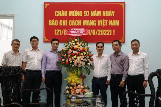 Thường trực Tỉnh ủy thăm, chúc mừng các cơ quan báo chí nhân kỷ niệm Ngày Báo chí Cách mạng Việt Nam 21/6