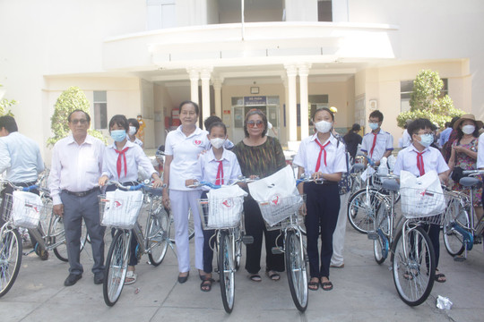 Trao tặng 50 chiếc xe đạp cho học sinh nghèo hiếu học 