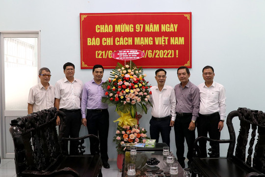 Leaders visit, congratulate press agencies on Vietnam Revolutionary Press Day