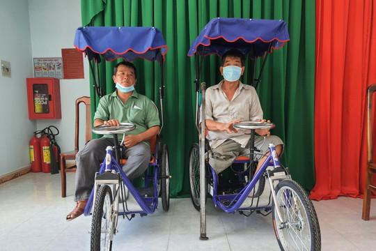 Trao tặng 64 xe lăn cho người khuyết tật huyện Tuy Phong