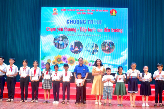Program offering scholarships to poor studious students, honoring typical teachers and students in Young Pioneer’s Organization activities