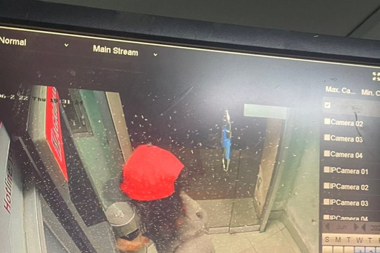 Bắt “nóng” kẻ dùng đá đập bể trụ ATM