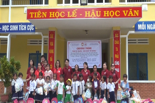 Tuy Phong: Trao 300 suất quà cho học sinh nghèo vùng cao