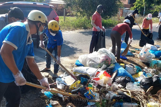 Mũi Né: Ra quân dọn dẹp bãi rác tự phát