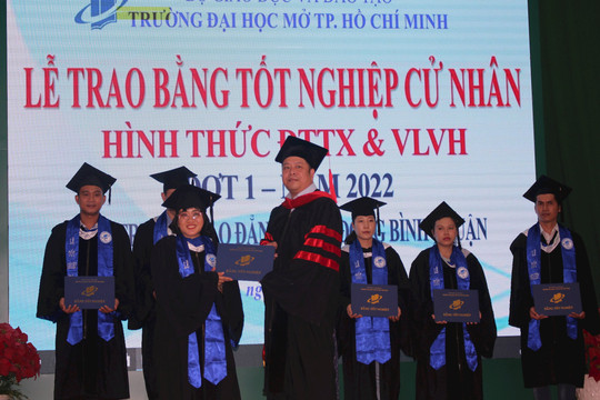  73 tân cử nhân Đại học Mở thành phố Hồ Chí Minh nhận bằng tốt nghiệp