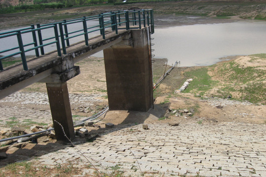 Mở rộng tuyến ống cấp nước sinh hoạt cho các hộ dân