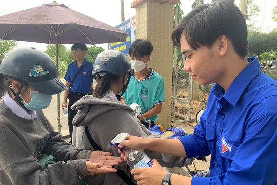 Tuy Phong: Sắc xanh tình nguyện đồng hành cùng sĩ tử