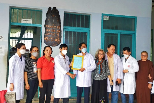 Khám bệnh cấp thuốc miễn phí và tặng quà cho người nghèo tại Tánh Linh