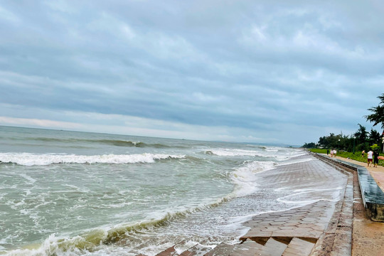  Biển Bình Thuận đang diễn biến thời tiết nguy hiểm