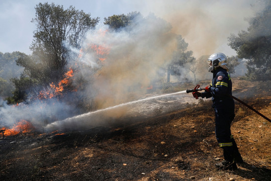 Nam Âu vật lộn với cháy rừng và thời tiết nắng nóng