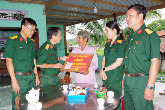 Bộ CHQS tỉnh Bình Thuận: Thăm, tặng quà các gia đình chính sách