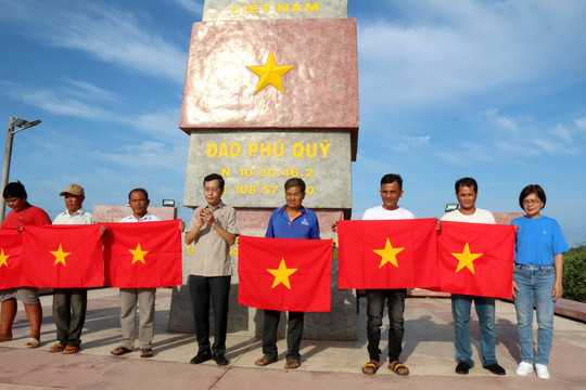 Tuổi trẻ Thông tấn xã Việt Nam:
Hành trình về Phú Quý