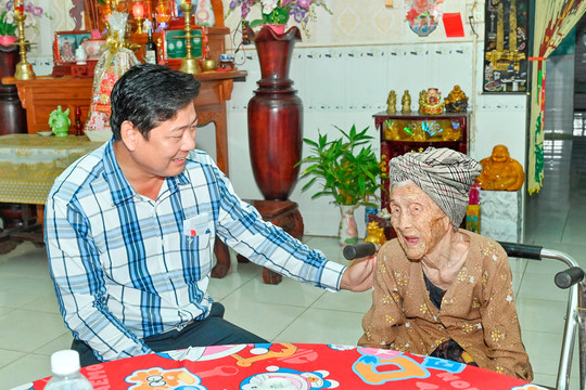 Đồng chí Tiêu Hồng Phúc thăm tặng quà Mẹ Việt Nam Anh hùng ở huyện Bắc Bình