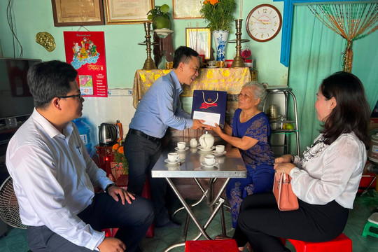 Báo Bình Thuận thăm, tặng quà các gia đình thân nhân liệt sĩ ngày 27/7