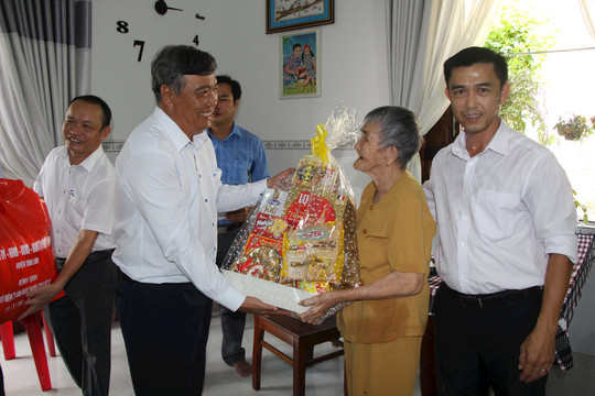 Phó Chủ tịch UBND tỉnh thăm, tặng quà gia đình chính sách