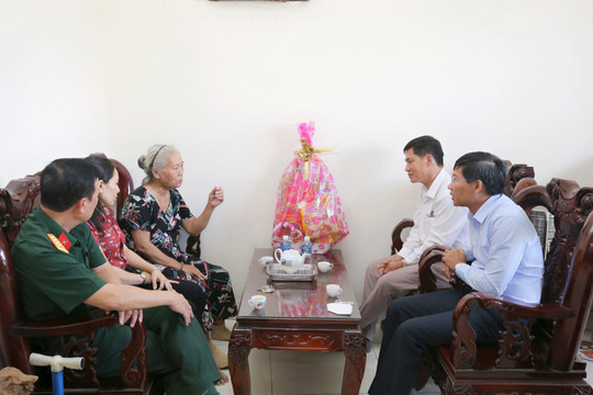 Chủ tịch UBND tỉnh Lê Tuấn Phong thăm, tặng quà gia đình thương binh, bệnh binh