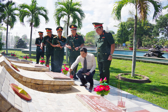 Lãnh đạo tỉnh và Bộ Tư lệnh Quân khu 7:﻿﻿ Viếng Nghĩa trang liệt sĩ, tặng quà gia đình chính sách và ngư dân