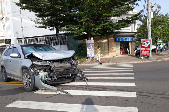 TP.Phan Thiết:
2 ô tô va chạm trong khu dân cư Hùng Vương