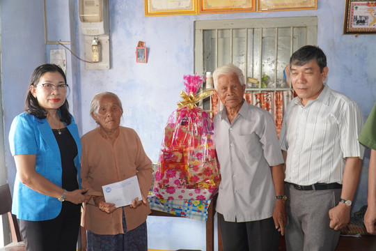 Chủ tịch Ủy ban MTTQ Việt Nam tỉnh:
Thăm, tặng quà tri ân gia đình liệt sĩ