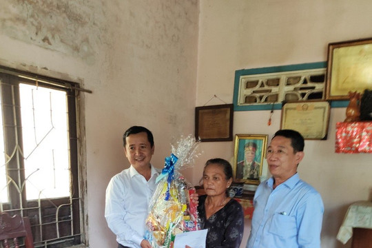 Lãnh đạo Công ty XSKT Bình Thuận thăm gia đình thương binh, bệnh binh
