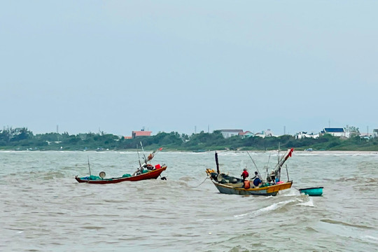 Vùng biển Bình Thuận khả năng có mưa rào và dông mạnh