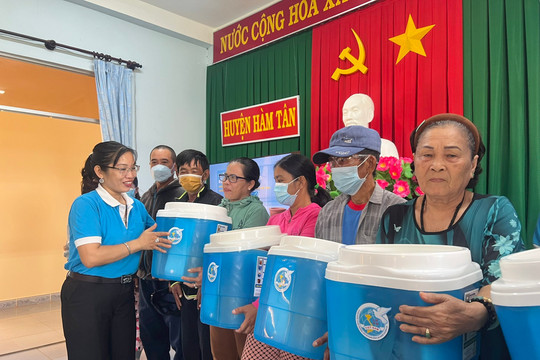 Hàm Tân: Trao tặng thiết bị lọc nước cho hội viên phụ nữ nghèo
