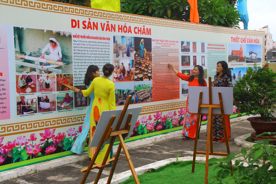 Photo exhibition promotes cultural heritage of Binh Thuan province in celebration of 30th anniversary of re-establishment