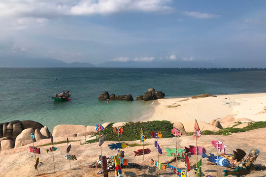 Binh Thuan offers “Green tourism” to get tourists involved in the environmental protection of sea and islands