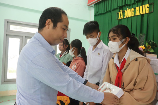 
Tặng 3.000 quyển vở cho học sinh xã Đông Giang