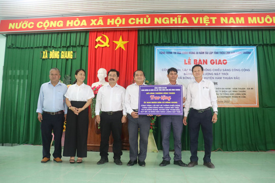 Sở Công Thương: Bàn giao công trình đèn chiếu sáng tại xã Đông Giang