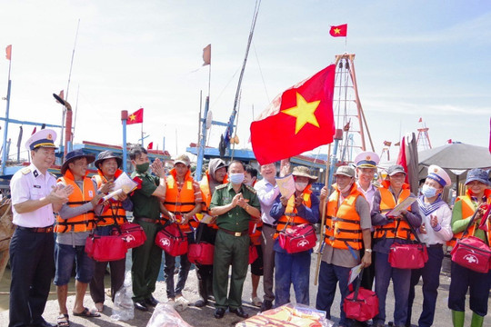 Chương trình “Hải quân Việt Nam làm điểm tựa cho ngư dân vươn khơi bám biển” tại La Gi