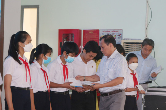 Hàm Thuận Bắc: 74 học sinh nhận học bổng “Tiếp bước cho em đến trường”