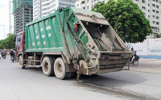 Khắc phục tình trạng nước ép rác chảy trên mặt đường gây ô nhiễm