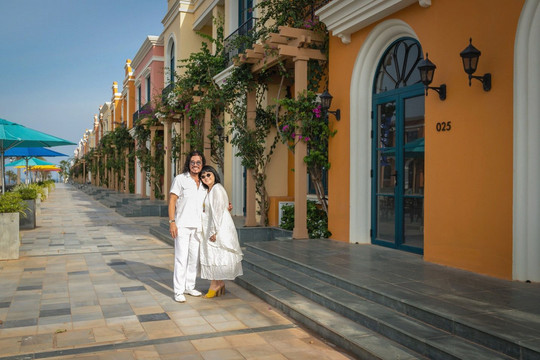 Cặp đôi Cẩm Vân – Khắc Triệu tận hưởng kỳ nghỉ dưỡng đầy sôi động tại Siêu thành phố biển