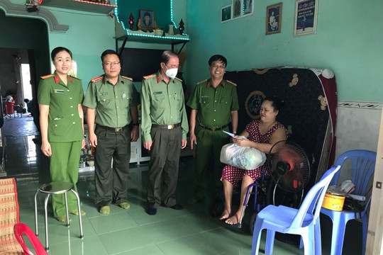 Công an Bình Thuận:
 Tặng quà gia đình chính sách, khó khăn tại thị xã La Gi