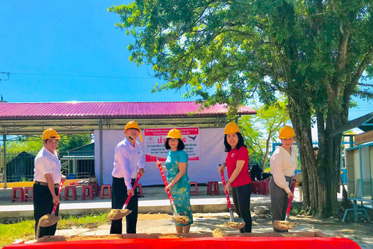 Khởi công xây dựng nhà ở tập thể cho giáo viên ở xã Sông Bình