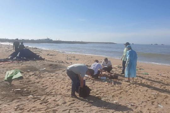 Tìm nhân thân thi thể người đàn ông phát hiện ở bờ biển