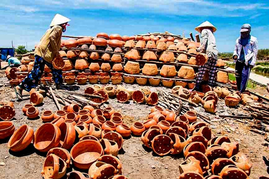 Tháo gỡ vướng mắc nguyên liệu cho làng nghề gốm gọ