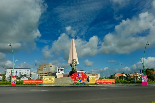 Thành phố rợp cờ hoa