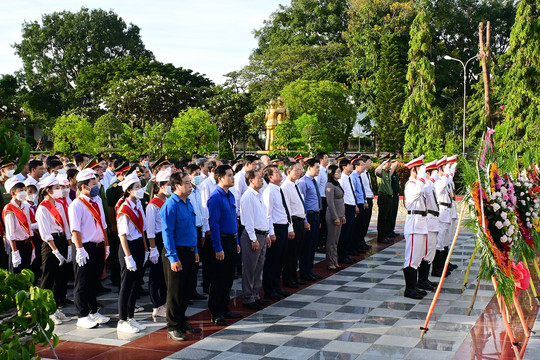  Lễ viếng liệt sĩ và Chủ tịch Hồ Chí Minh
nhân kỷ niệm Ngày Quốc khánh và 30 năm tái lập tỉnh Bình Thuận
