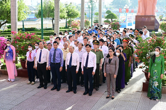 Binh Thuan’s leaders paid homage to martyrs and President Ho Chi Minh on the Province’s 30th re-establishment anniversary