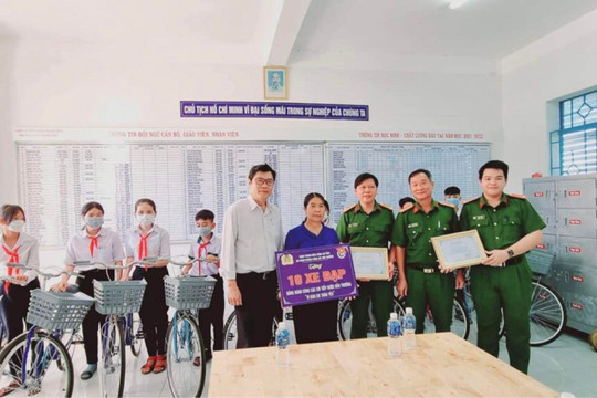 
Tặng 10 chiếc xe đạp cho học sinh nghèo ở Hồng Sơn