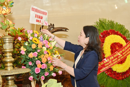 Vice State President Vo Thi Anh Xuan paid tribute to President Ho Chi Minh in Binh Thuan